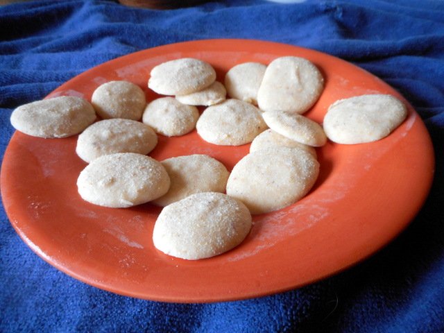 Your dog can eat apple treats made with yogurt, honey and cinnamon